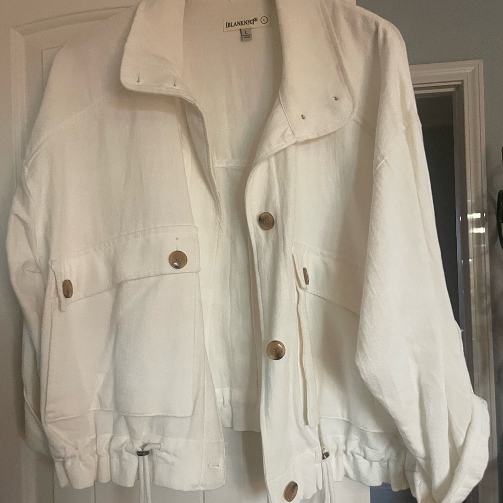 Super cute, oversized cream colored lightweight jacket perfect for fall.